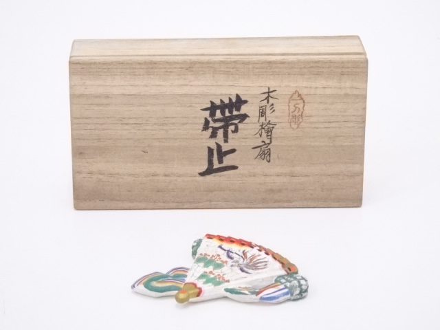 一刀彫　木彫彩色絵扇帯留